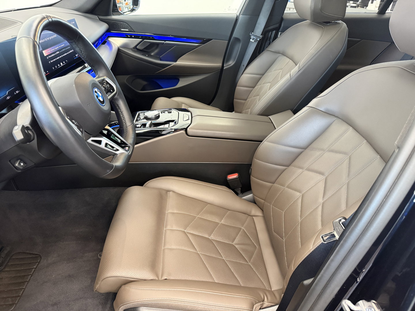 BMW i5 eDrive40 84 kWh Head-Up ACC PDC Trekhaak M-Sport Leder 24 Maanden garantie* (Vraag naar de voorwaarden)