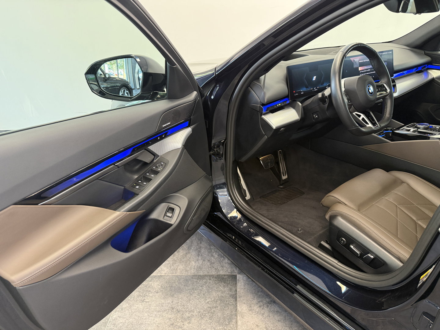 BMW i5 eDrive40 84 kWh Head-Up ACC PDC Trekhaak M-Sport Leder 24 Maanden garantie* (Vraag naar de voorwaarden)