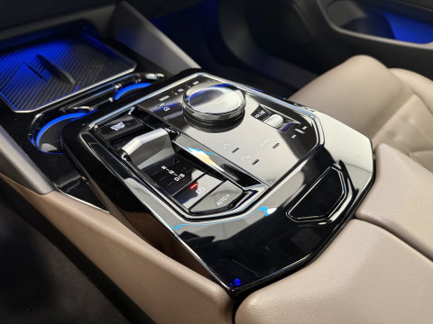 BMW i5 eDrive40 84 kWh Head-Up ACC PDC Trekhaak M-Sport Leder 24 Maanden garantie* (Vraag naar de voorwaarden)
