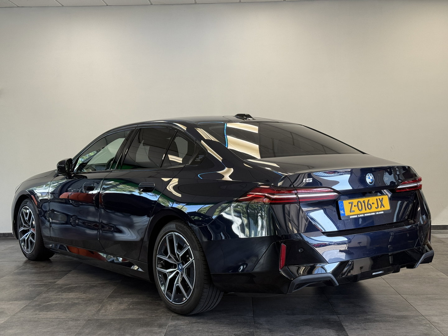 BMW i5 eDrive40 84 kWh Head-Up ACC PDC Trekhaak M-Sport Leder 24 Maanden garantie* (Vraag naar de voorwaarden)