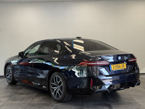 BMW i5 eDrive40 84 kWh Head-Up ACC PDC Trekhaak M-Sport Leder 24 Maanden garantie* (Vraag naar de voorwaarden)
