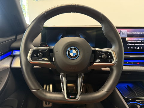 BMW i5 eDrive40 84 kWh Head-Up ACC PDC Trekhaak M-Sport Leder 24 Maanden garantie* (Vraag naar de voorwaarden)