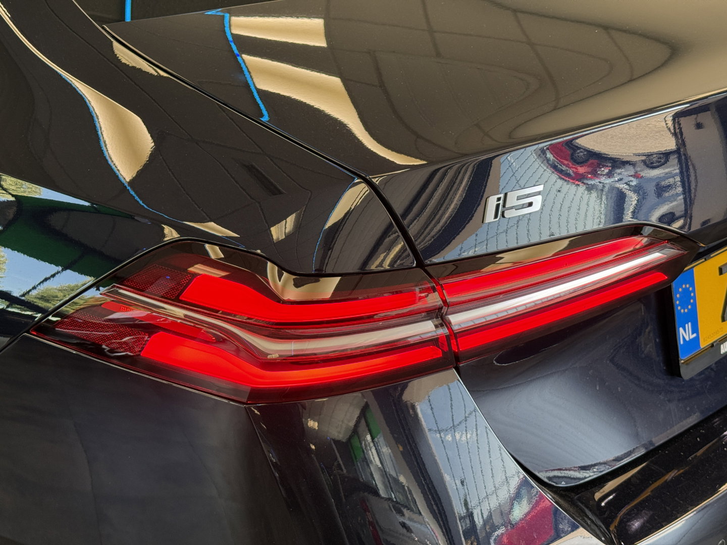 BMW i5 eDrive40 84 kWh Head-Up ACC PDC Trekhaak M-Sport Leder 24 Maanden garantie* (Vraag naar de voorwaarden)