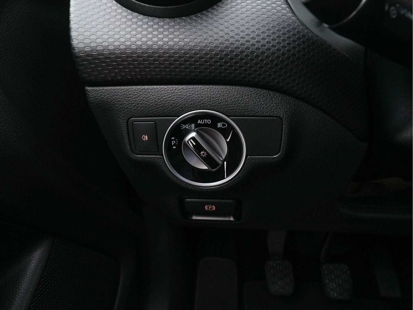 Mercedes-Benz A-Klasse 180 d Business Solution *LEATHER-FABRIC | FULL-LED | NAVI-FULLMAP | CAMERA | HEATED-SPORTSEATS | PRIVACY-GLASS | ECC | PDC | CRUISE | 17''ALU*