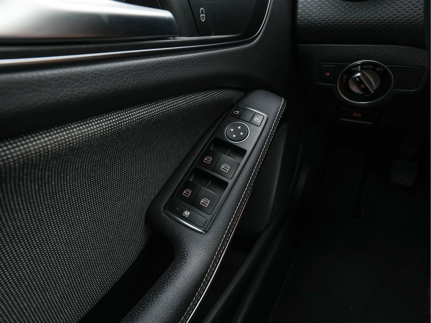 Mercedes-Benz A-Klasse 180 d Business Solution *LEATHER-FABRIC | FULL-LED | NAVI-FULLMAP | CAMERA | HEATED-SPORTSEATS | PRIVACY-GLASS | ECC | PDC | CRUISE | 17''ALU*