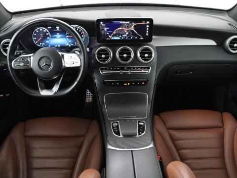 Mercedes-Benz GLC 300e 4MATIC Business Solution AMG | SOH 86,6% | Panorama dak | 360 Camera | Trekhaak | Adaptive cruise | Navigatie | DAB+ | Carplay | Bluetooth | Sfeerverlichting | Verkeersteken assistent | Climate control