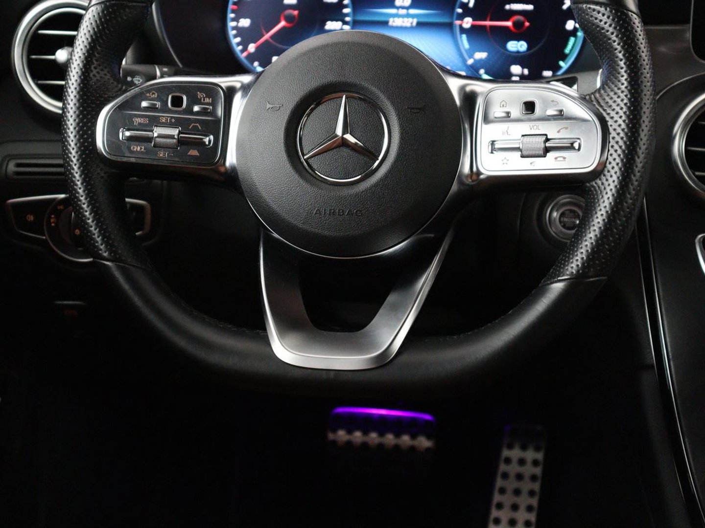 Mercedes-Benz GLC 300e 4MATIC Business Solution AMG | SOH 86,6% | Panorama dak | 360 Camera | Trekhaak | Adaptive cruise | Navigatie | DAB+ | Carplay | Bluetooth | Sfeerverlichting | Verkeersteken assistent | Climate control