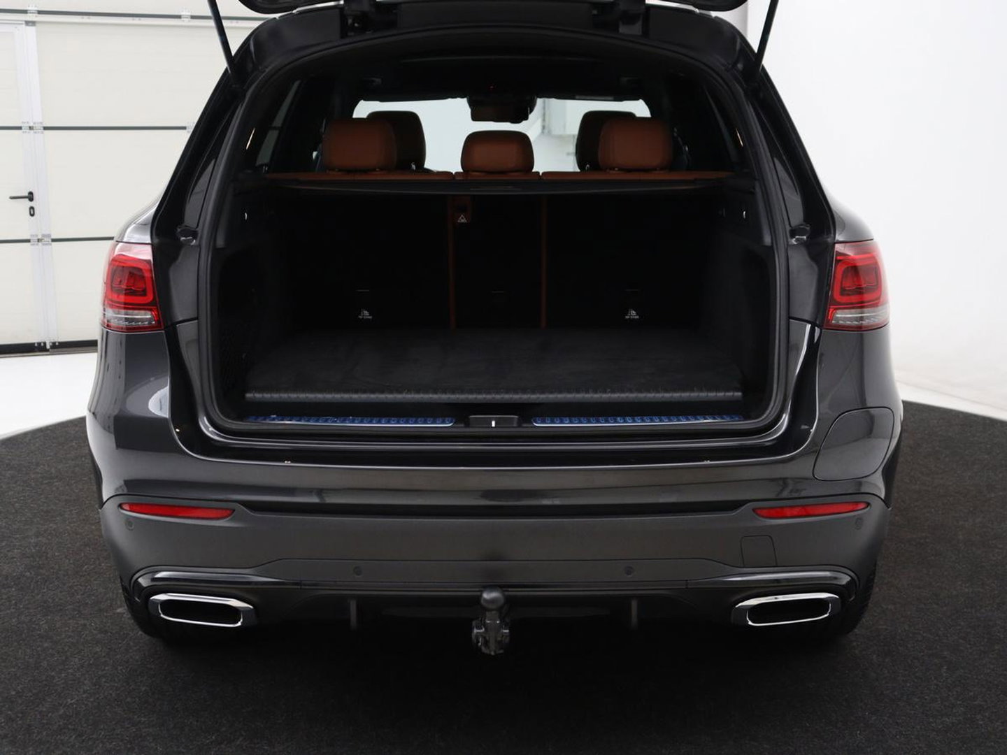Mercedes-Benz GLC 300e 4MATIC Business Solution AMG | SOH 86,6% | Panorama dak | 360 Camera | Trekhaak | Adaptive cruise | Navigatie | DAB+ | Carplay | Bluetooth | Sfeerverlichting | Verkeersteken assistent | Climate control
