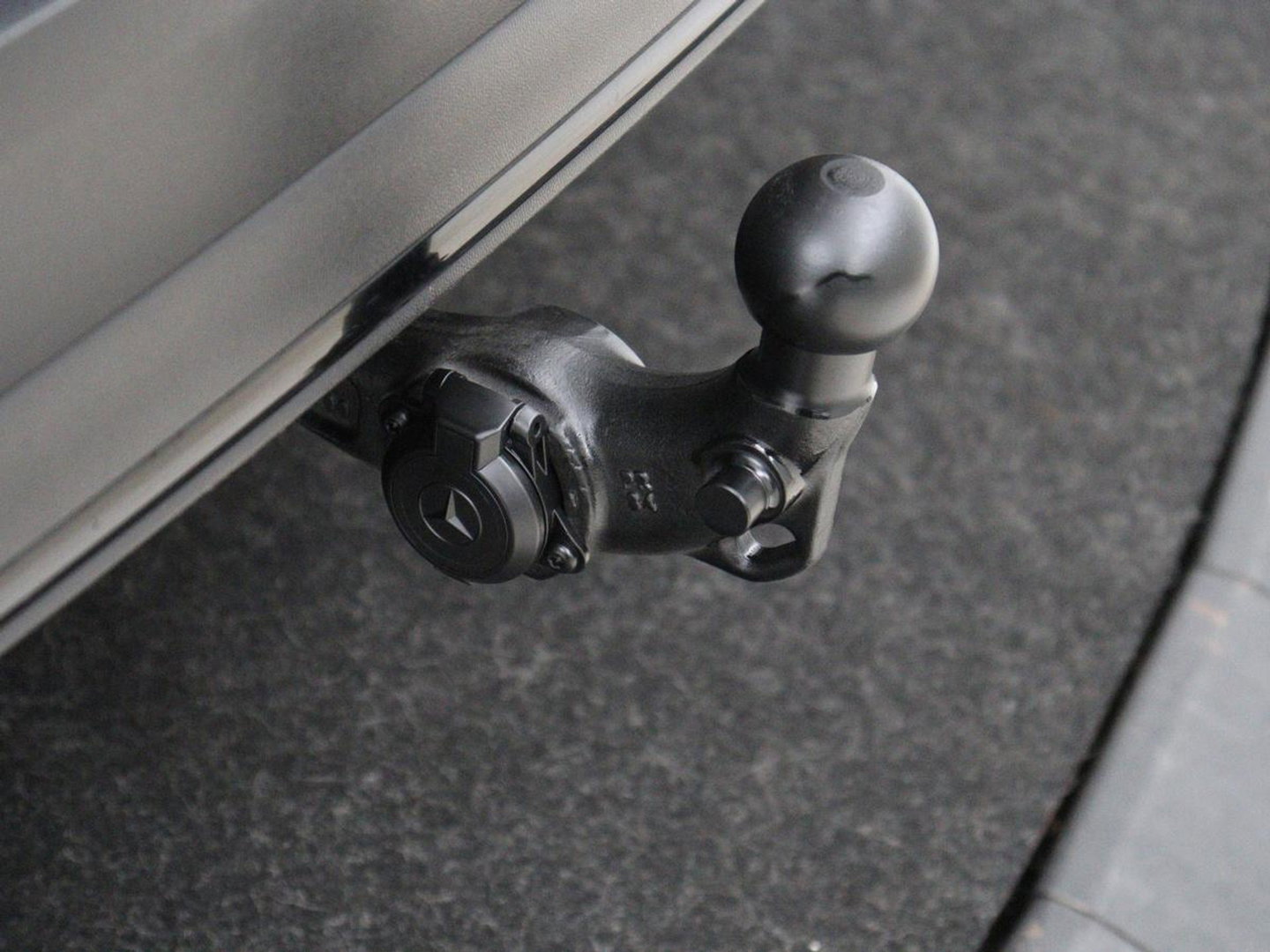 Mercedes-Benz GLC 300e 4MATIC Business Solution AMG | SOH 86,6% | Panorama dak | 360 Camera | Trekhaak | Adaptive cruise | Navigatie | DAB+ | Carplay | Bluetooth | Sfeerverlichting | Verkeersteken assistent | Climate control