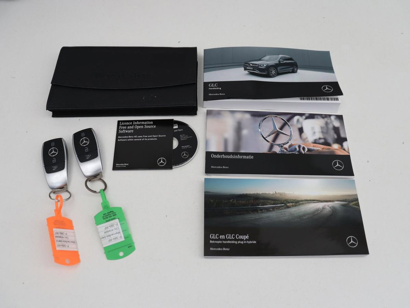 Mercedes-Benz GLC 300e 4MATIC Business Solution AMG | SOH 86,6% | Panorama dak | 360 Camera | Trekhaak | Adaptive cruise | Navigatie | DAB+ | Carplay | Bluetooth | Sfeerverlichting | Verkeersteken assistent | Climate control