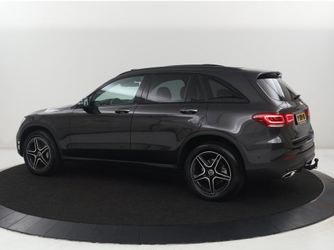 Mercedes-Benz GLC 300e 4MATIC Business Solution AMG | SOH 86,6% | Panorama dak | 360 Camera | Trekhaak | Adaptive cruise | Navigatie | DAB+ | Carplay | Bluetooth | Sfeerverlichting | Verkeersteken assistent | Climate control