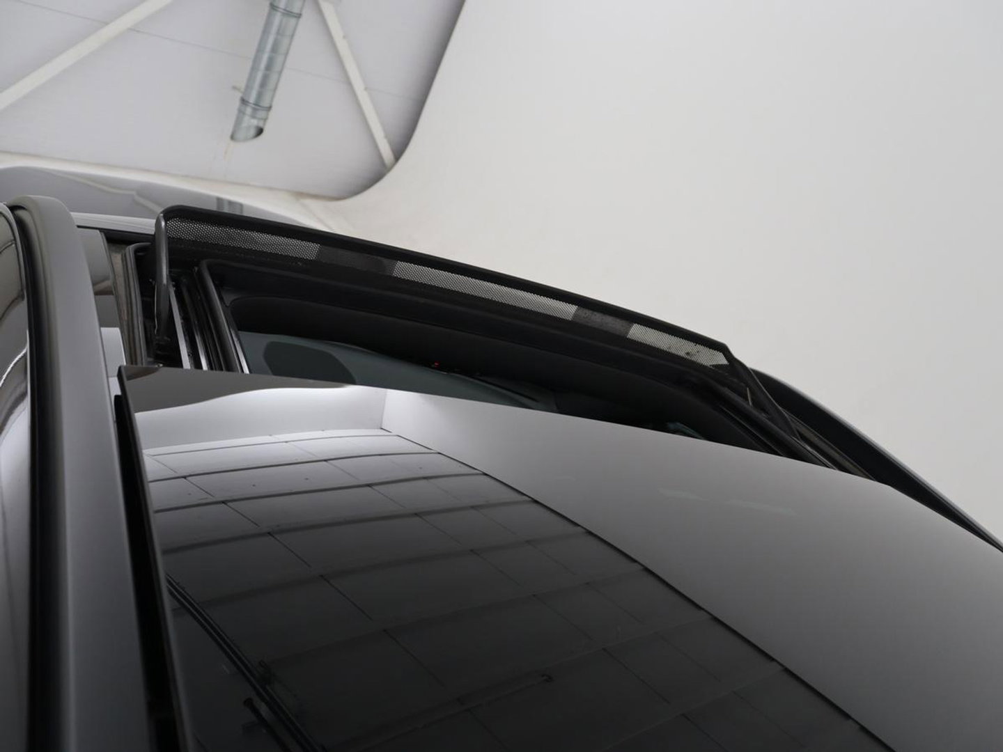 Mercedes-Benz GLC 300e 4MATIC Business Solution AMG | SOH 86,6% | Panorama dak | 360 Camera | Trekhaak | Adaptive cruise | Navigatie | DAB+ | Carplay | Bluetooth | Sfeerverlichting | Verkeersteken assistent | Climate control