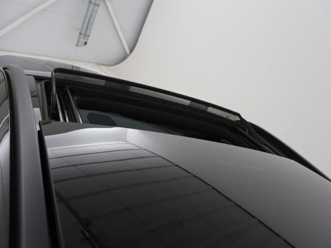 Mercedes-Benz GLC 300e 4MATIC Business Solution AMG | SOH 86,6% | Panorama dak | 360 Camera | Trekhaak | Adaptive cruise | Navigatie | DAB+ | Carplay | Bluetooth | Sfeerverlichting | Verkeersteken assistent | Climate control