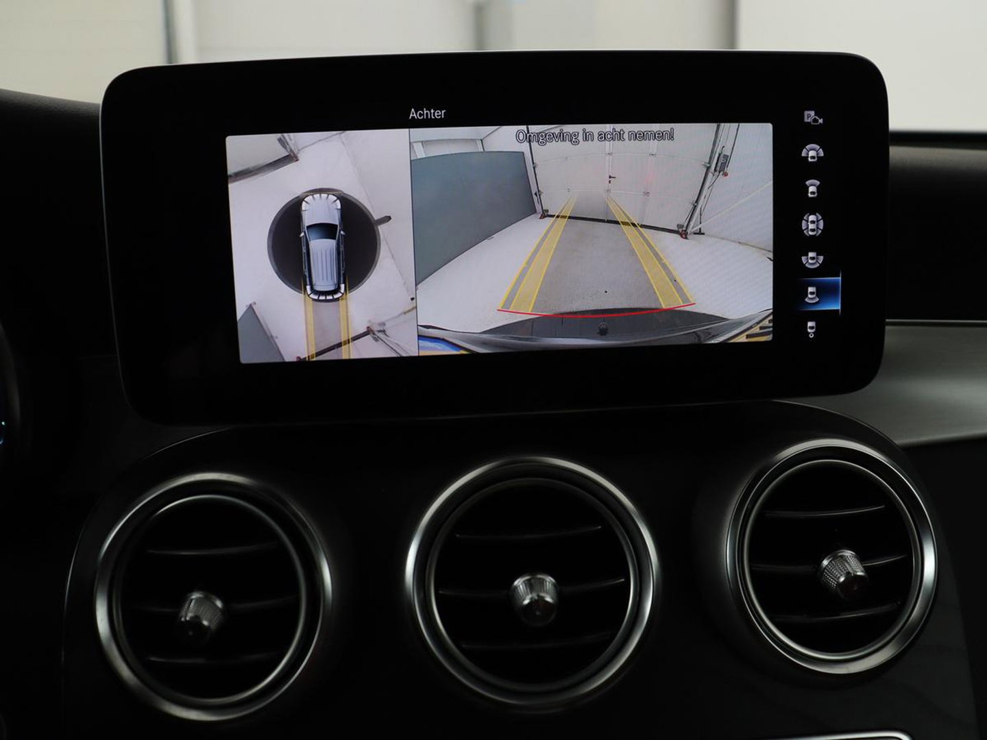 Mercedes-Benz GLC 300e 4MATIC Business Solution AMG | SOH 86,6% | Panorama dak | 360 Camera | Trekhaak | Adaptive cruise | Navigatie | DAB+ | Carplay | Bluetooth | Sfeerverlichting | Verkeersteken assistent | Climate control