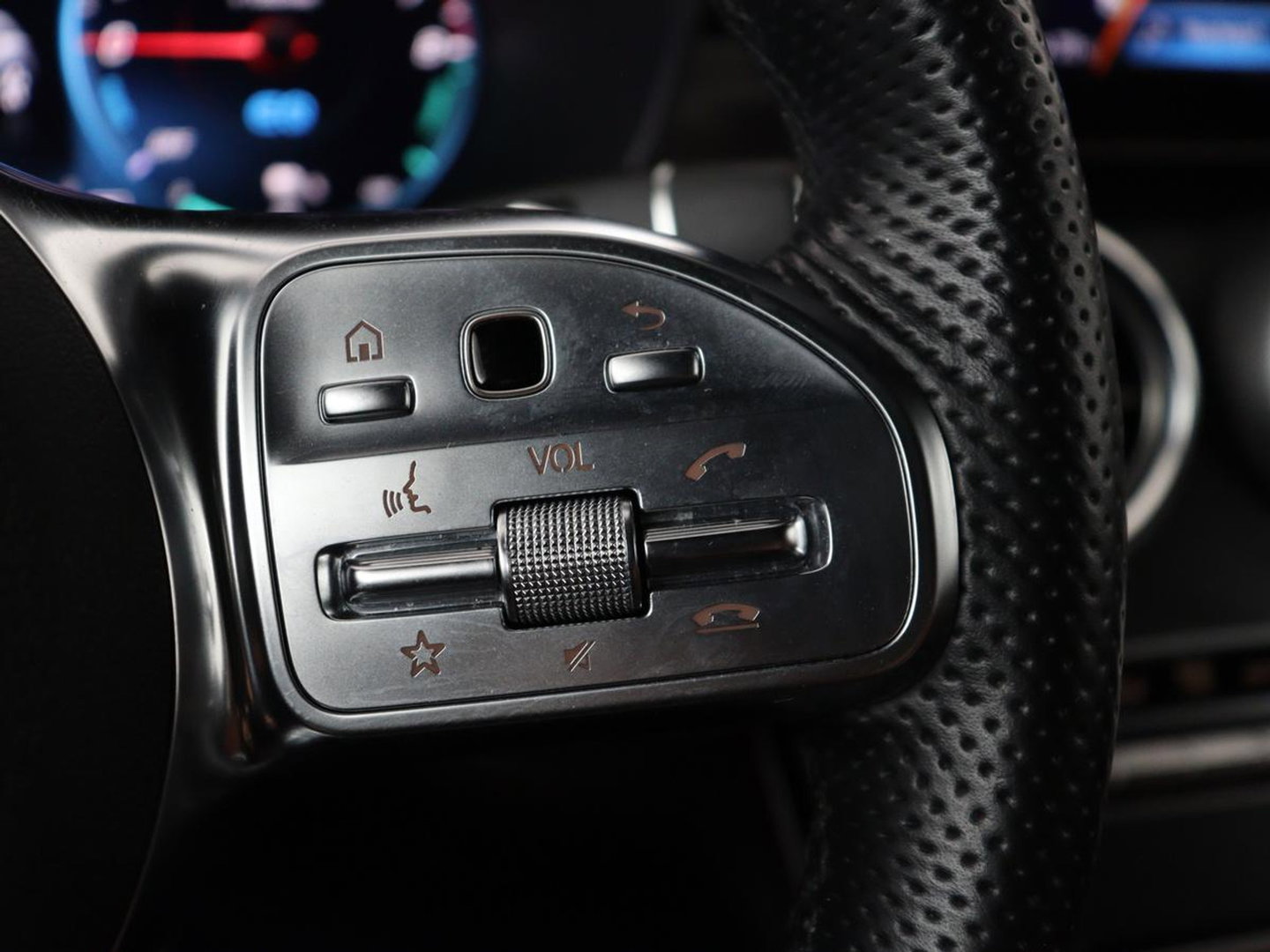 Mercedes-Benz GLC 300e 4MATIC Business Solution AMG | SOH 86,6% | Panorama dak | 360 Camera | Trekhaak | Adaptive cruise | Navigatie | DAB+ | Carplay | Bluetooth | Sfeerverlichting | Verkeersteken assistent | Climate control