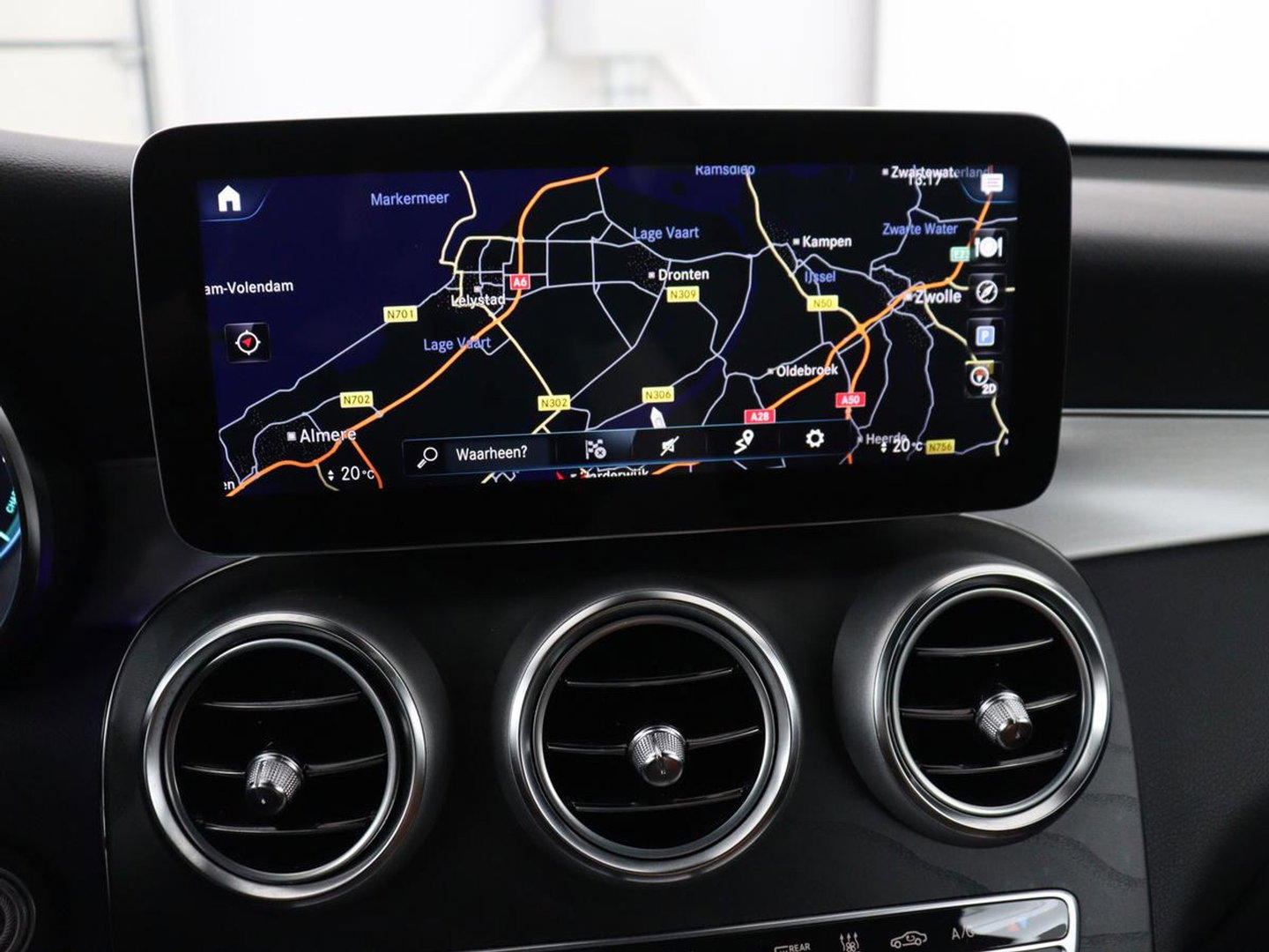 Mercedes-Benz GLC 300e 4MATIC Business Solution AMG | SOH 86,6% | Panorama dak | 360 Camera | Trekhaak | Adaptive cruise | Navigatie | DAB+ | Carplay | Bluetooth | Sfeerverlichting | Verkeersteken assistent | Climate control
