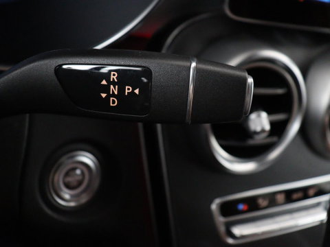 Mercedes-Benz GLC 300e 4MATIC Business Solution AMG | SOH 86,6% | Panorama dak | 360 Camera | Trekhaak | Adaptive cruise | Navigatie | DAB+ | Carplay | Bluetooth | Sfeerverlichting | Verkeersteken assistent | Climate control