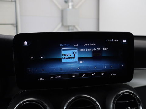 Mercedes-Benz GLC 300e 4MATIC Business Solution AMG | SOH 86,6% | Panorama dak | 360 Camera | Trekhaak | Adaptive cruise | Navigatie | DAB+ | Carplay | Bluetooth | Sfeerverlichting | Verkeersteken assistent | Climate control