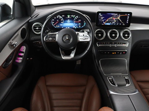 Mercedes-Benz GLC 300e 4MATIC Business Solution AMG | SOH 86,6% | Panorama dak | 360 Camera | Trekhaak | Adaptive cruise | Navigatie | DAB+ | Carplay | Bluetooth | Sfeerverlichting | Verkeersteken assistent | Climate control