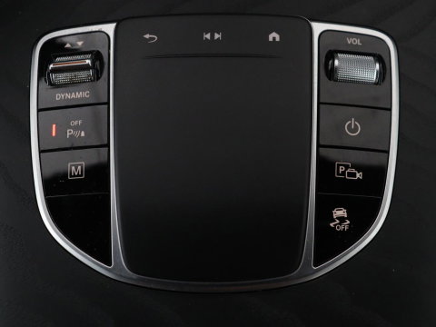 Mercedes-Benz GLC 300e 4MATIC Business Solution AMG | SOH 86,6% | Panorama dak | 360 Camera | Trekhaak | Adaptive cruise | Navigatie | DAB+ | Carplay | Bluetooth | Sfeerverlichting | Verkeersteken assistent | Climate control
