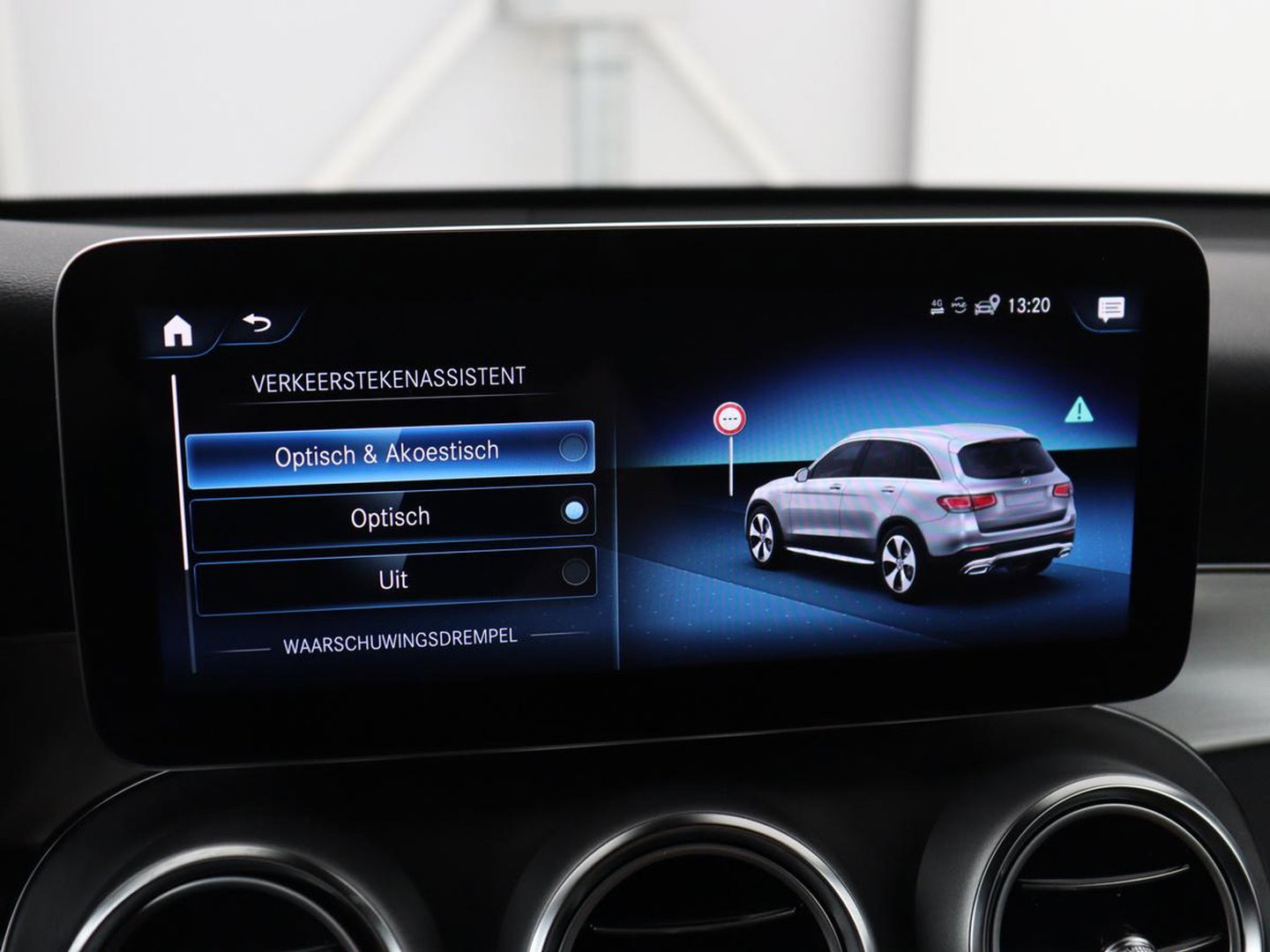 Mercedes-Benz GLC 300e 4MATIC Business Solution AMG | SOH 86,6% | Panorama dak | 360 Camera | Trekhaak | Adaptive cruise | Navigatie | DAB+ | Carplay | Bluetooth | Sfeerverlichting | Verkeersteken assistent | Climate control