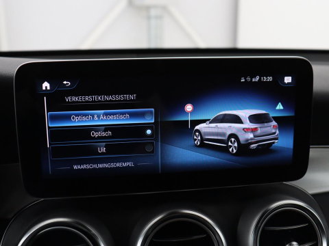Mercedes-Benz GLC 300e 4MATIC Business Solution AMG | SOH 86,6% | Panorama dak | 360 Camera | Trekhaak | Adaptive cruise | Navigatie | DAB+ | Carplay | Bluetooth | Sfeerverlichting | Verkeersteken assistent | Climate control