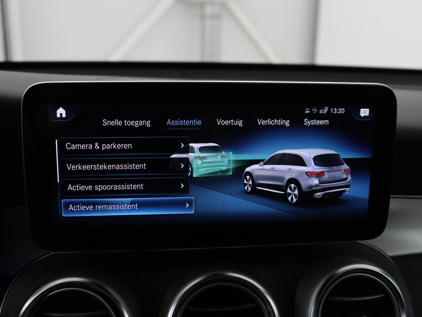 Mercedes-Benz GLC 300e 4MATIC Business Solution AMG | SOH 86,6% | Panorama dak | 360 Camera | Trekhaak | Adaptive cruise | Navigatie | DAB+ | Carplay | Bluetooth | Sfeerverlichting | Verkeersteken assistent | Climate control