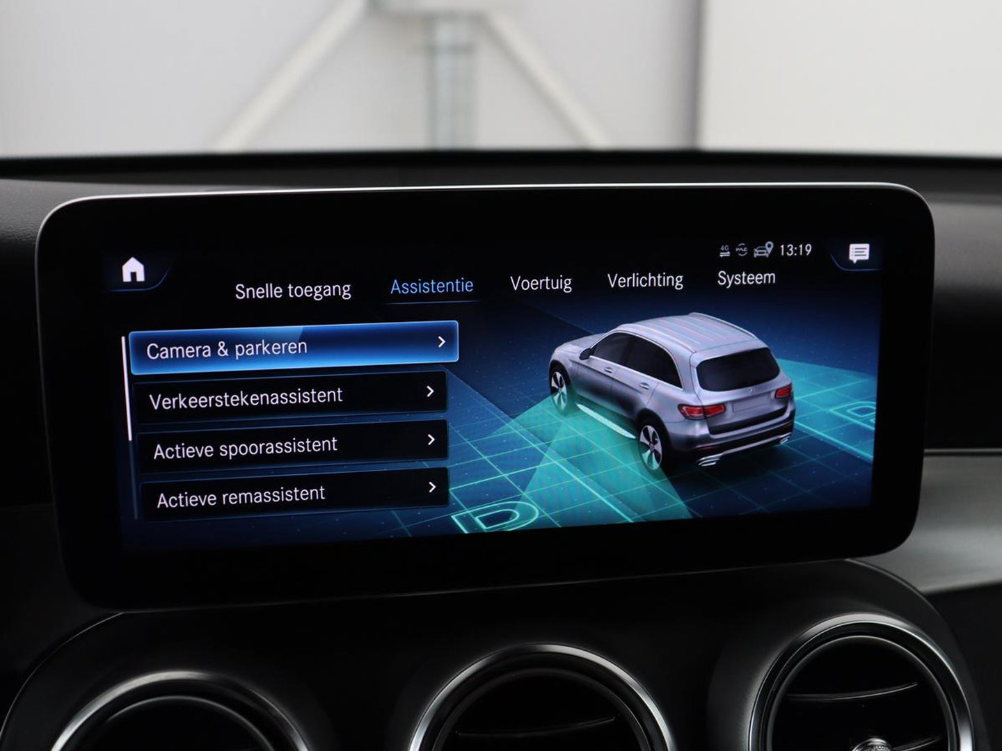 Mercedes-Benz GLC 300e 4MATIC Business Solution AMG | SOH 86,6% | Panorama dak | 360 Camera | Trekhaak | Adaptive cruise | Navigatie | DAB+ | Carplay | Bluetooth | Sfeerverlichting | Verkeersteken assistent | Climate control