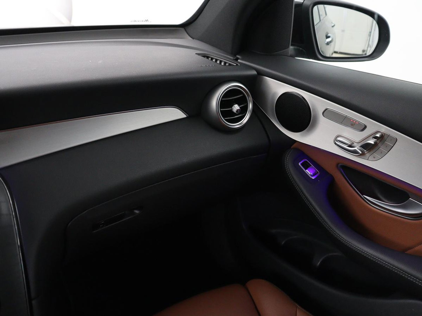 Mercedes-Benz GLC 300e 4MATIC Business Solution AMG | SOH 86,6% | Panorama dak | 360 Camera | Trekhaak | Adaptive cruise | Navigatie | DAB+ | Carplay | Bluetooth | Sfeerverlichting | Verkeersteken assistent | Climate control