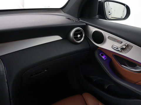Mercedes-Benz GLC 300e 4MATIC Business Solution AMG | SOH 86,6% | Panorama dak | 360 Camera | Trekhaak | Adaptive cruise | Navigatie | DAB+ | Carplay | Bluetooth | Sfeerverlichting | Verkeersteken assistent | Climate control