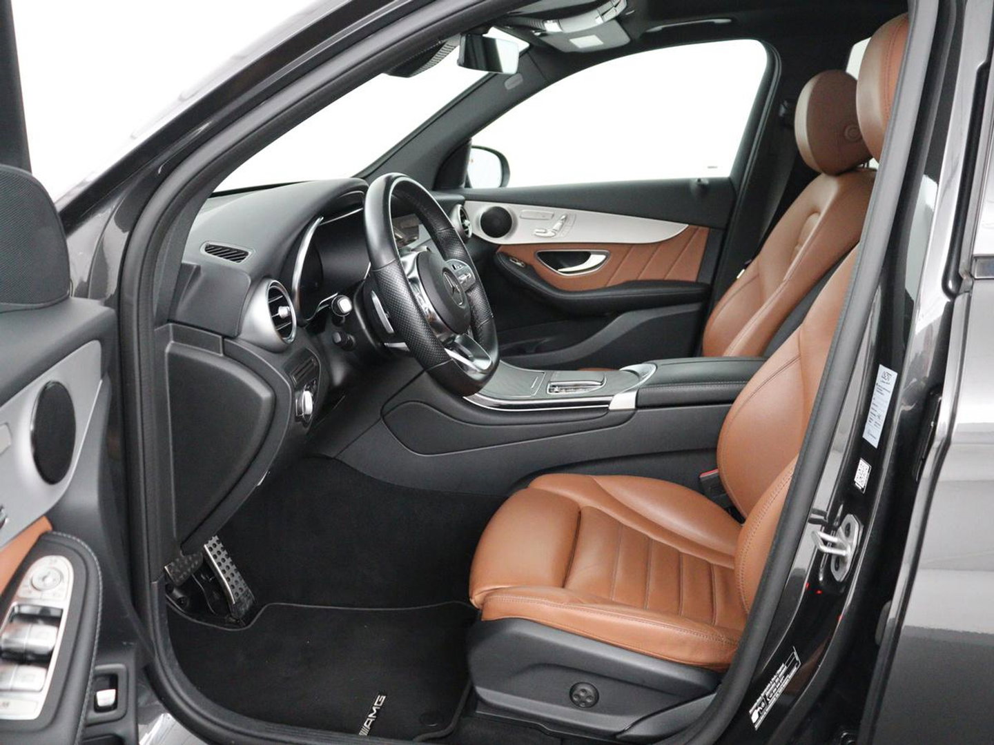 Mercedes-Benz GLC 300e 4MATIC Business Solution AMG | SOH 86,6% | Panorama dak | 360 Camera | Trekhaak | Adaptive cruise | Navigatie | DAB+ | Carplay | Bluetooth | Sfeerverlichting | Verkeersteken assistent | Climate control