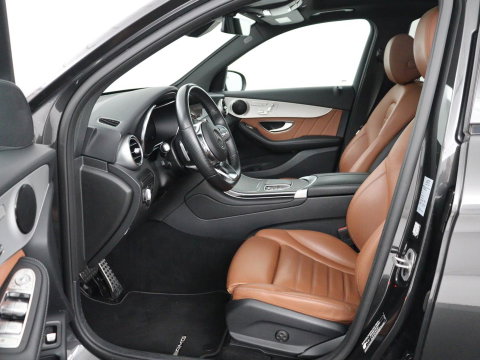 Mercedes-Benz GLC 300e 4MATIC Business Solution AMG | SOH 86,6% | Panorama dak | 360 Camera | Trekhaak | Adaptive cruise | Navigatie | DAB+ | Carplay | Bluetooth | Sfeerverlichting | Verkeersteken assistent | Climate control