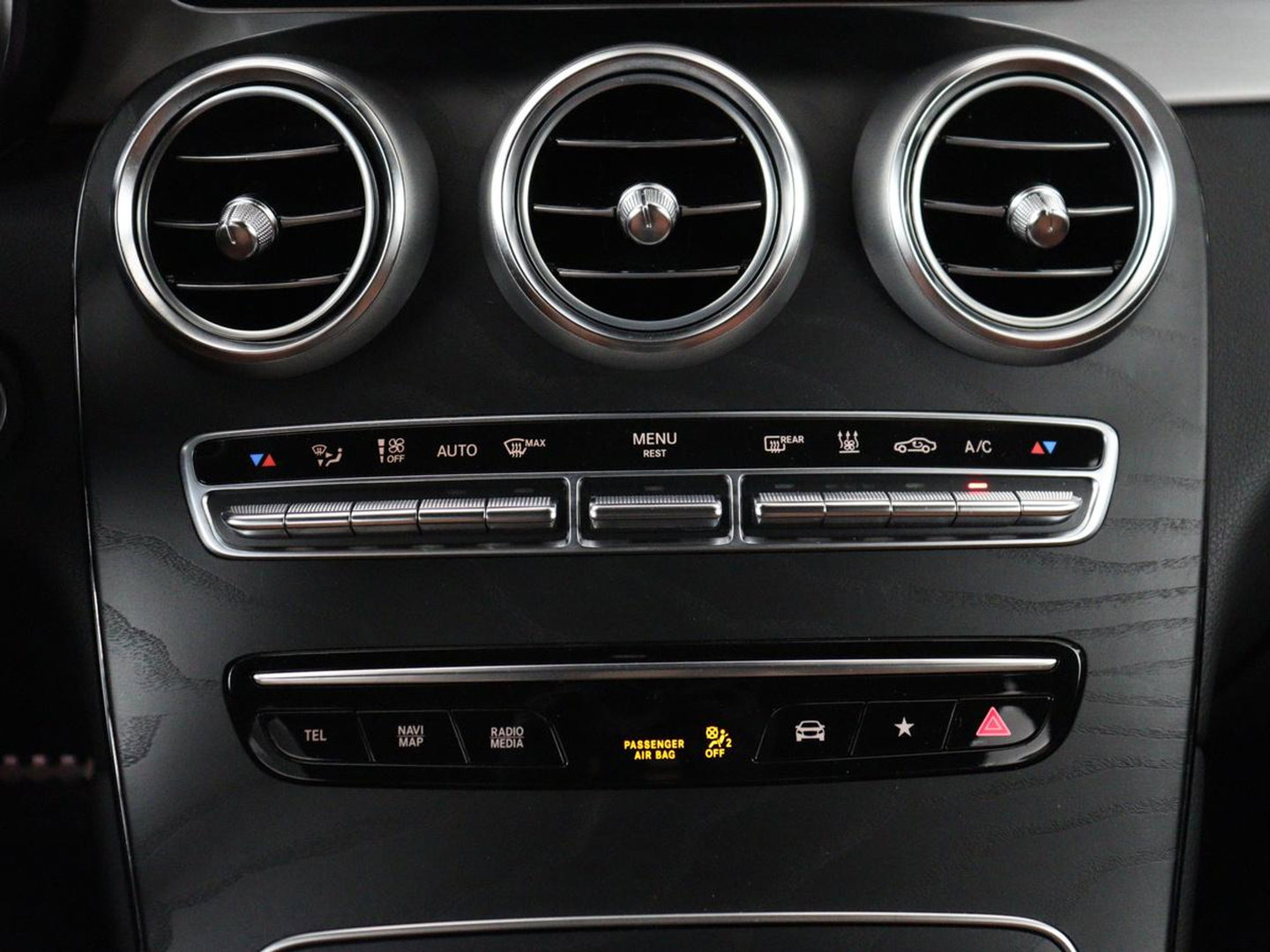 Mercedes-Benz GLC 300e 4MATIC Business Solution AMG | SOH 86,6% | Panorama dak | 360 Camera | Trekhaak | Adaptive cruise | Navigatie | DAB+ | Carplay | Bluetooth | Sfeerverlichting | Verkeersteken assistent | Climate control
