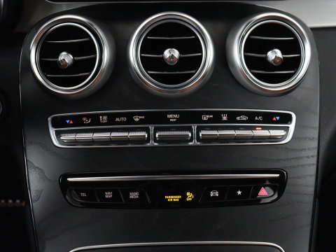 Mercedes-Benz GLC 300e 4MATIC Business Solution AMG | SOH 86,6% | Panorama dak | 360 Camera | Trekhaak | Adaptive cruise | Navigatie | DAB+ | Carplay | Bluetooth | Sfeerverlichting | Verkeersteken assistent | Climate control