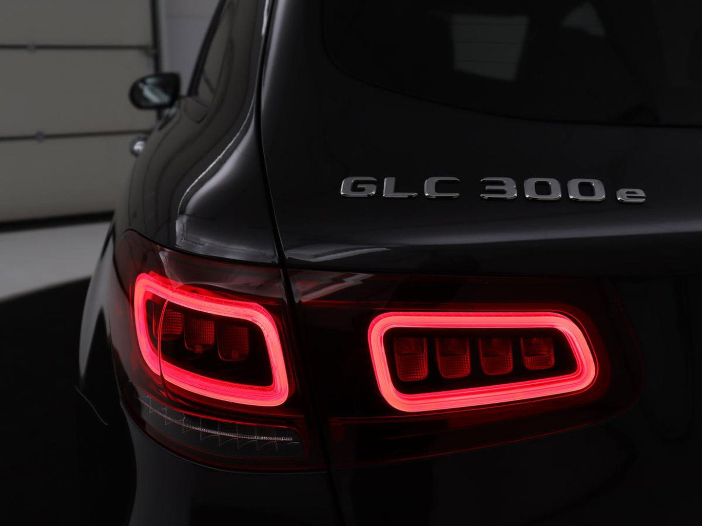 Mercedes-Benz GLC 300e 4MATIC Business Solution AMG | SOH 86,6% | Panorama dak | 360 Camera | Trekhaak | Adaptive cruise | Navigatie | DAB+ | Carplay | Bluetooth | Sfeerverlichting | Verkeersteken assistent | Climate control
