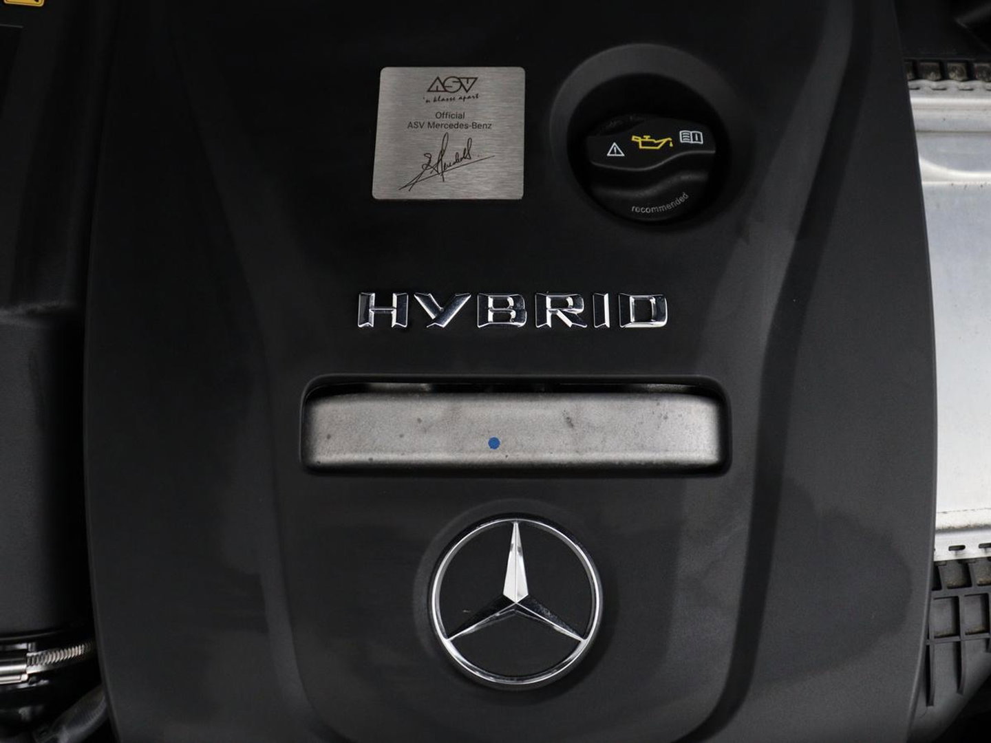 Mercedes-Benz GLC 300e 4MATIC Business Solution AMG | SOH 86,6% | Panorama dak | 360 Camera | Trekhaak | Adaptive cruise | Navigatie | DAB+ | Carplay | Bluetooth | Sfeerverlichting | Verkeersteken assistent | Climate control