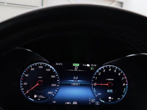 Mercedes-Benz GLC 300e 4MATIC Business Solution AMG | SOH 86,6% | Panorama dak | 360 Camera | Trekhaak | Adaptive cruise | Navigatie | DAB+ | Carplay | Bluetooth | Sfeerverlichting | Verkeersteken assistent | Climate control