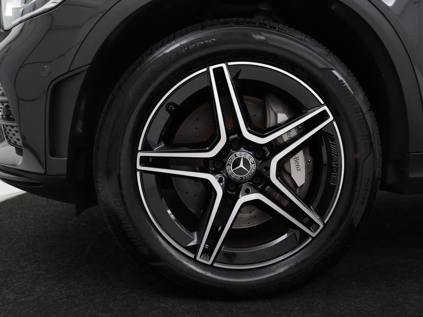 Mercedes-Benz GLC 300e 4MATIC Business Solution AMG | SOH 86,6% | Panorama dak | 360 Camera | Trekhaak | Adaptive cruise | Navigatie | DAB+ | Carplay | Bluetooth | Sfeerverlichting | Verkeersteken assistent | Climate control