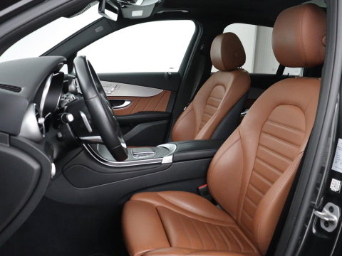 Mercedes-Benz GLC 300e 4MATIC Business Solution AMG | SOH 86,6% | Panorama dak | 360 Camera | Trekhaak | Adaptive cruise | Navigatie | DAB+ | Carplay | Bluetooth | Sfeerverlichting | Verkeersteken assistent | Climate control