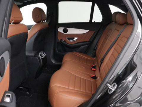 Mercedes-Benz GLC 300e 4MATIC Business Solution AMG | SOH 86,6% | Panorama dak | 360 Camera | Trekhaak | Adaptive cruise | Navigatie | DAB+ | Carplay | Bluetooth | Sfeerverlichting | Verkeersteken assistent | Climate control