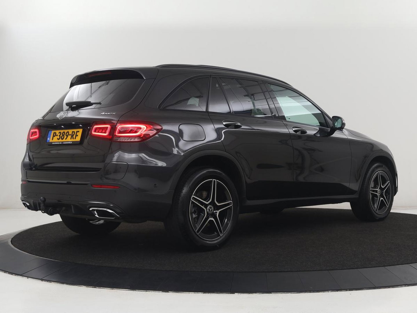Mercedes-Benz GLC 300e 4MATIC Business Solution AMG | SOH 86,6% | Panorama dak | 360 Camera | Trekhaak | Adaptive cruise | Navigatie | DAB+ | Carplay | Bluetooth | Sfeerverlichting | Verkeersteken assistent | Climate control