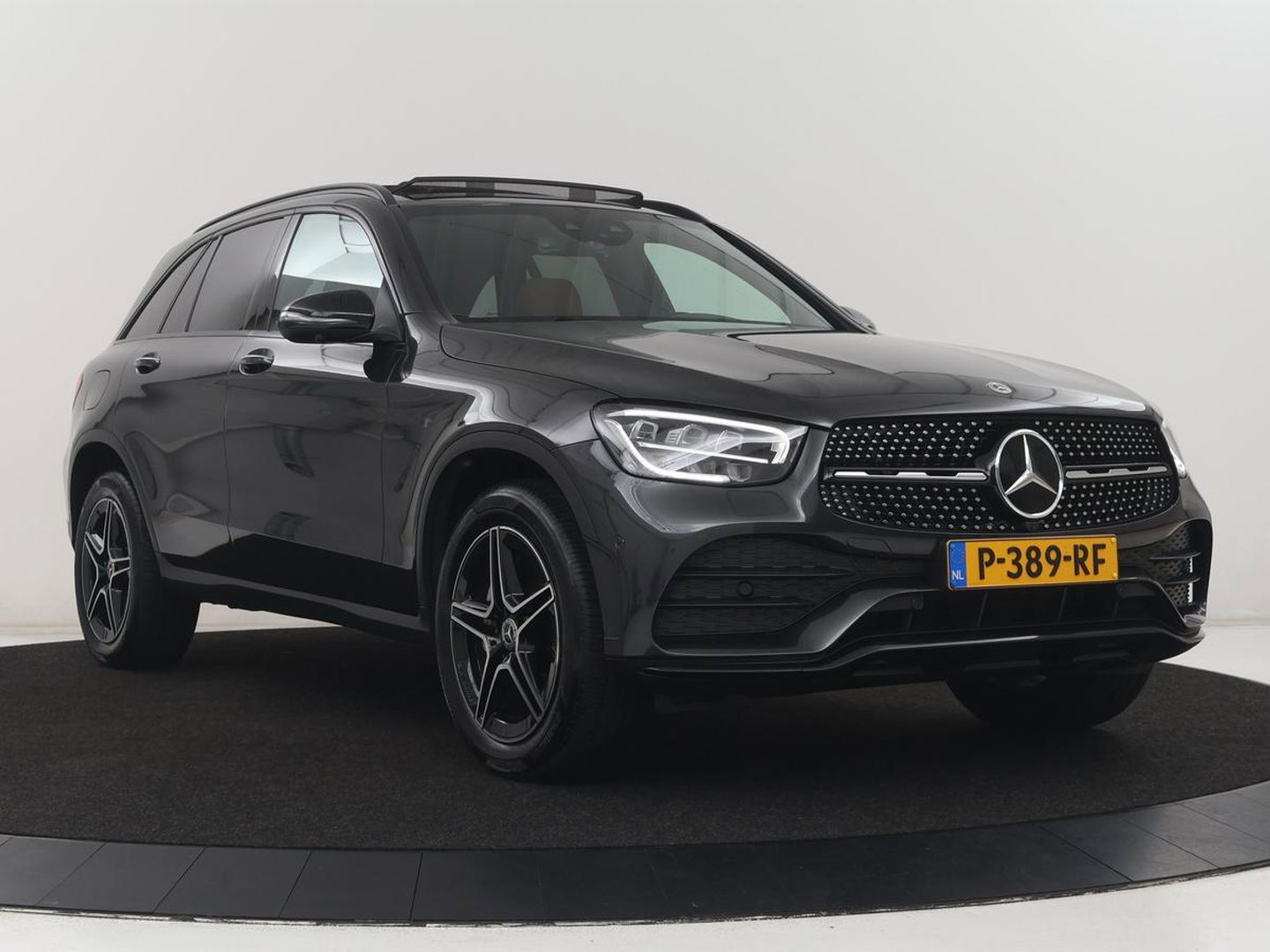 Mercedes-Benz GLC 300e 4MATIC Business Solution AMG | SOH 86,6% | Panorama dak | 360 Camera | Trekhaak | Adaptive cruise | Navigatie | DAB+ | Carplay | Bluetooth | Sfeerverlichting | Verkeersteken assistent | Climate control