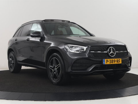 Mercedes-Benz GLC 300e 4MATIC Business Solution AMG | SOH 86,6% | Panorama dak | 360 Camera | Trekhaak | Adaptive cruise | Navigatie | DAB+ | Carplay | Bluetooth | Sfeerverlichting | Verkeersteken assistent | Climate control