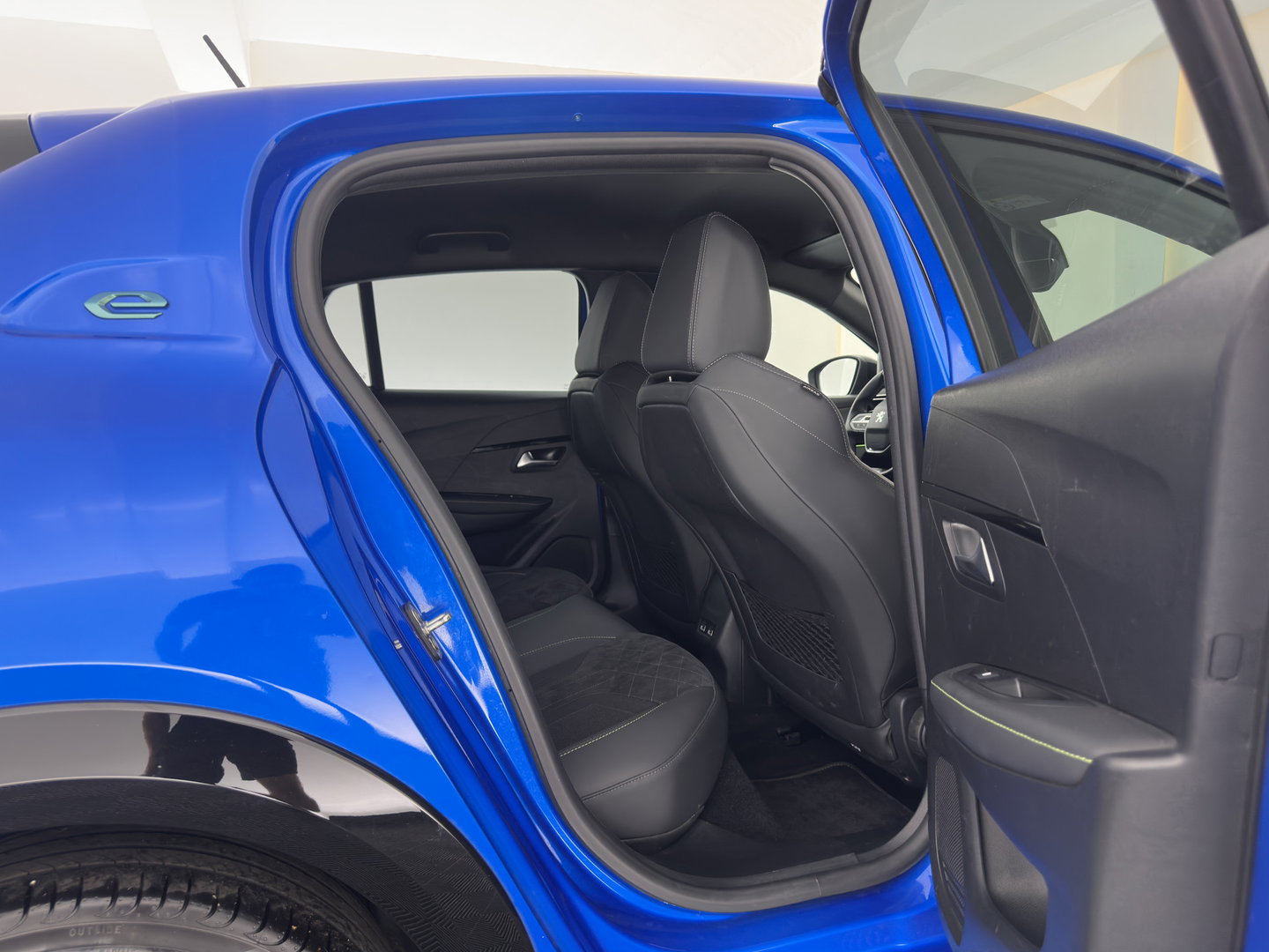 Peugeot e-208 EV GT Pack 50 kWh [3-Fase-11kW] {SoH-94%} (INCL.BTW) *FULL-LED | DIGI-COCKPIT | BLINDSPOT | CAMERA | LEATHER-ALCANTARA | AMBIENTLIGHT | NAVI-FULLMAP | LANE-ASSIST | KEYLESS | DAB | CCS-FASTLOADER | HEATED-SPORTSEATS | 17''ALU*
