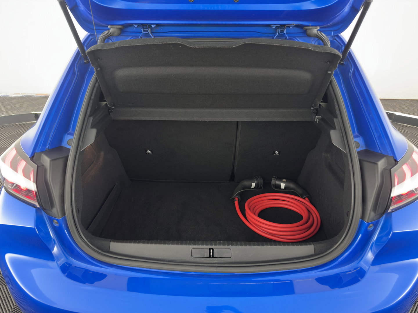 Peugeot e-208 EV GT Pack 50 kWh [3-Fase-11kW] {SoH-94%} (INCL.BTW) *FULL-LED | DIGI-COCKPIT | BLINDSPOT | CAMERA | LEATHER-ALCANTARA | AMBIENTLIGHT | NAVI-FULLMAP | LANE-ASSIST | KEYLESS | DAB | CCS-FASTLOADER | HEATED-SPORTSEATS | 17''ALU*