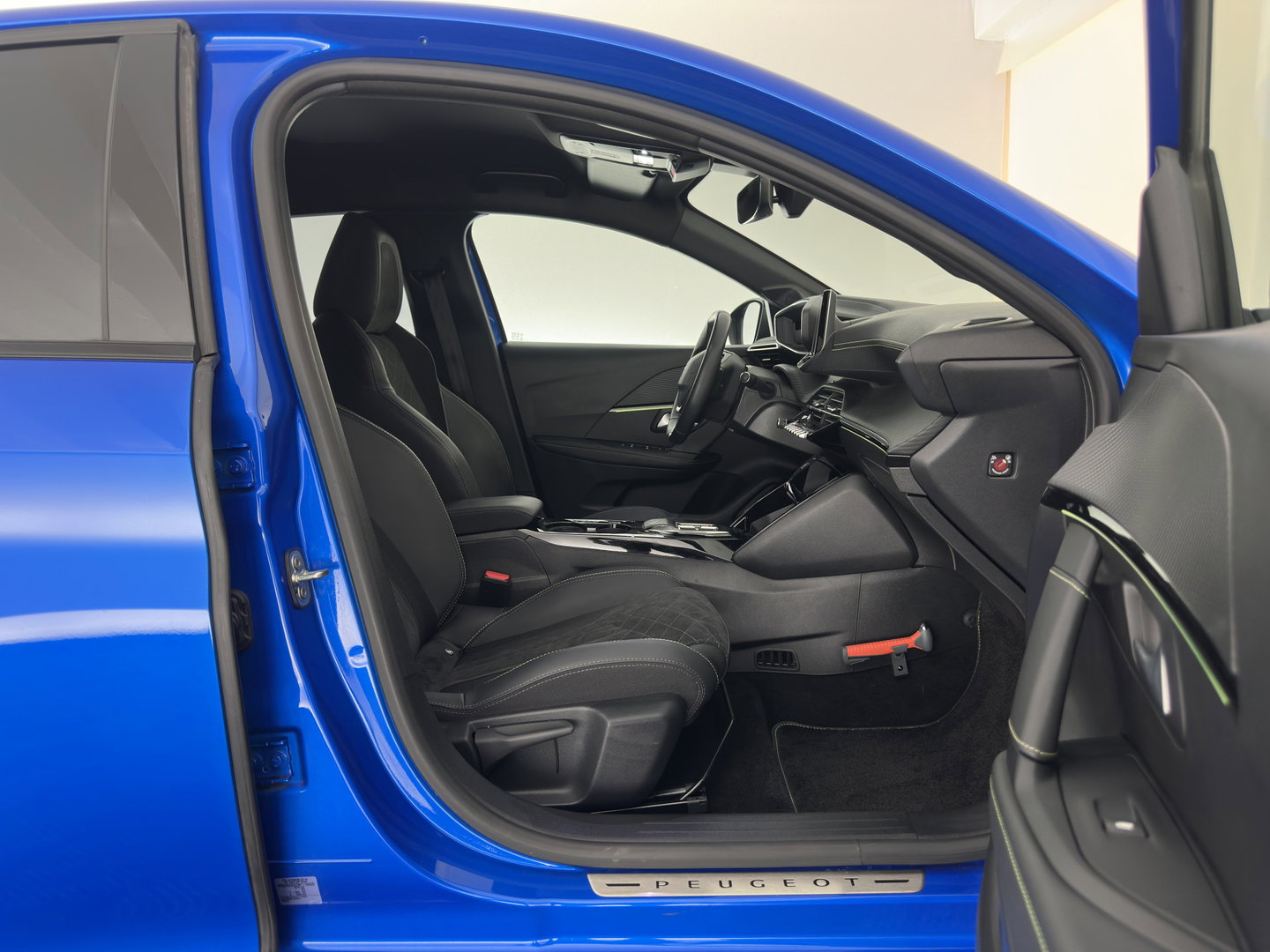 Peugeot e-208 EV GT Pack 50 kWh [3-Fase-11kW] {SoH-94%} (INCL.BTW) *FULL-LED | DIGI-COCKPIT | BLINDSPOT | CAMERA | LEATHER-ALCANTARA | AMBIENTLIGHT | NAVI-FULLMAP | LANE-ASSIST | KEYLESS | DAB | CCS-FASTLOADER | HEATED-SPORTSEATS | 17''ALU*