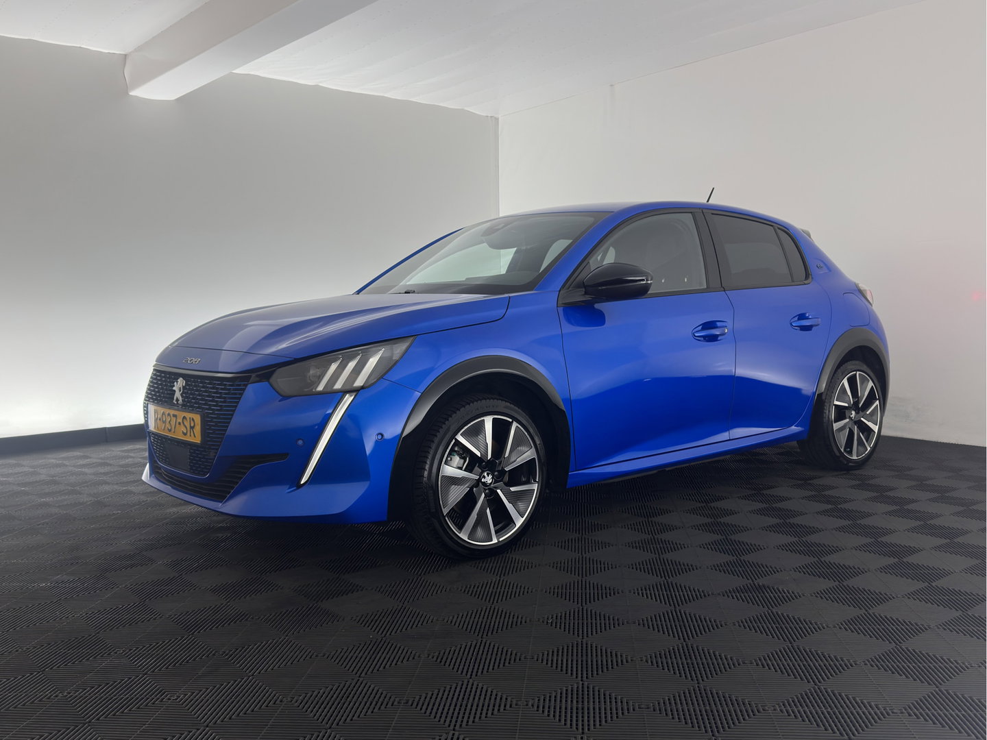 Peugeot e-208 EV GT Pack 50 kWh [3-Fase-11kW] {SoH-94%} (INCL.BTW) *FULL-LED | DIGI-COCKPIT | BLINDSPOT | CAMERA | LEATHER-ALCANTARA | AMBIENTLIGHT | NAVI-FULLMAP | LANE-ASSIST | KEYLESS | DAB | CCS-FASTLOADER | HEATED-SPORTSEATS | 17''ALU*