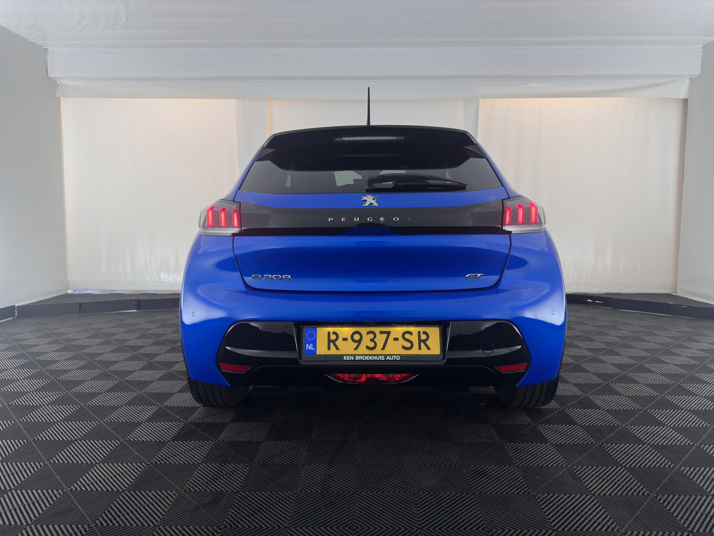 Peugeot e-208 EV GT Pack 50 kWh [3-Fase-11kW] {SoH-94%} (INCL.BTW) *FULL-LED | DIGI-COCKPIT | BLINDSPOT | CAMERA | LEATHER-ALCANTARA | AMBIENTLIGHT | NAVI-FULLMAP | LANE-ASSIST | KEYLESS | DAB | CCS-FASTLOADER | HEATED-SPORTSEATS | 17''ALU*