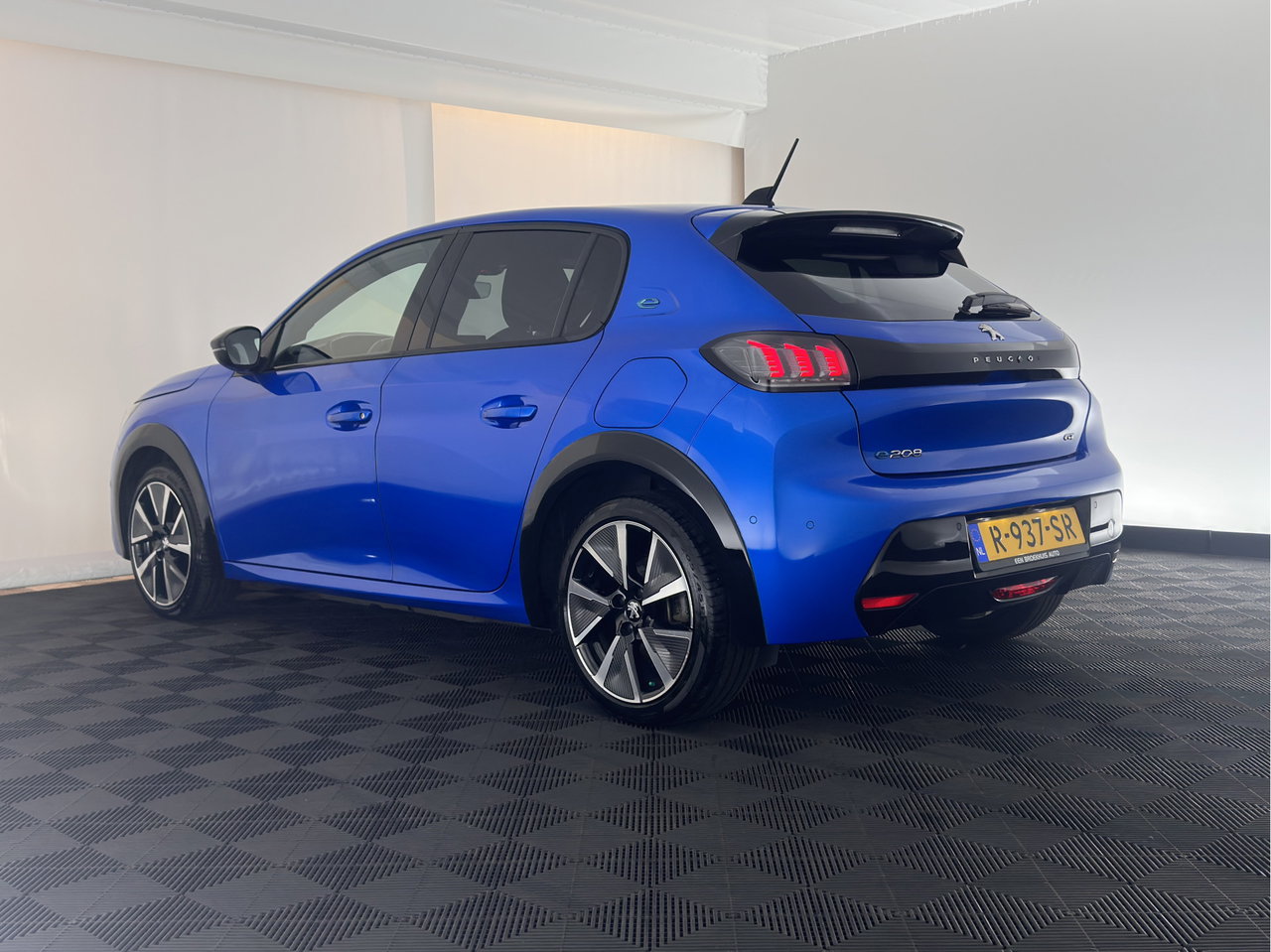 Peugeot e-208