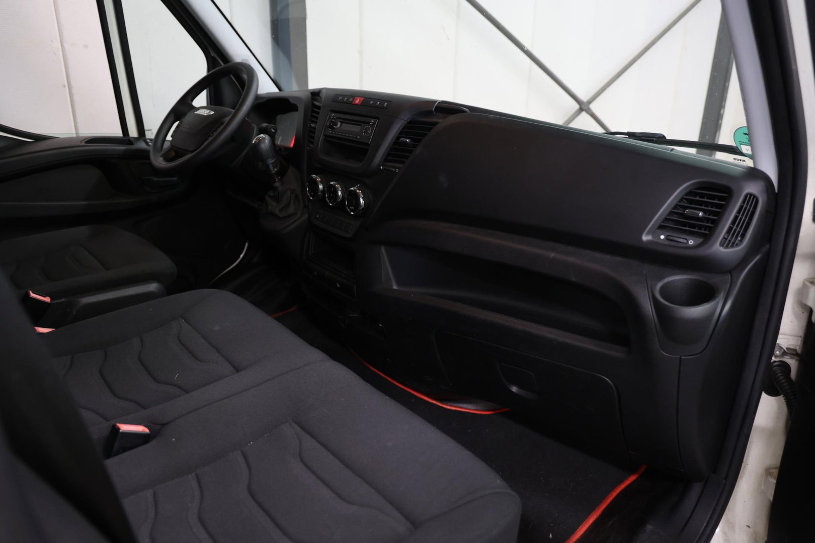 Iveco Daily 40C15V 3.0 BAKWAGEN MET LAADKLEP EN TREKHAAK